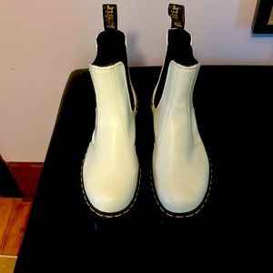 Dr. Martens smooth leather platform Chelsea boots in excellent condition!!